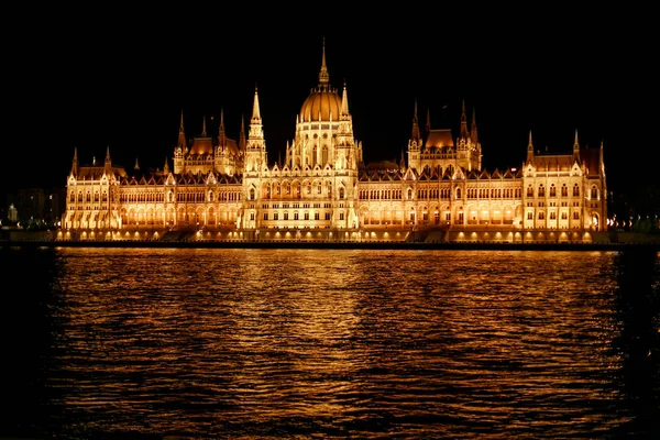 Nachtansicht des Parlamentsgebäudes — Stockfoto
