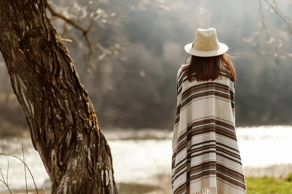 Mujer hipster usando sombrero — Foto de Stock