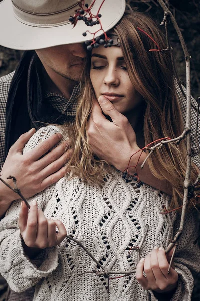 Man  hugging a beautiful gypsy woman — Stock Photo, Image