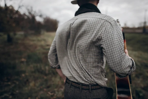 Élégant hipster homme avec femme — Photo