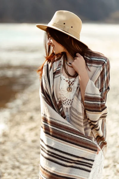 kadın hipster nehir Sahilde yürüyüş