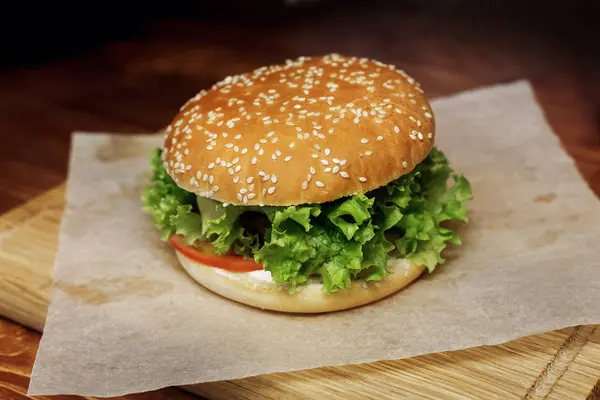 Serverar ostburgare eller hamburgare med sallad — Stockfoto