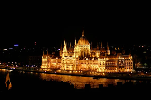 Nachtansicht des alten Parlamentsgebäudes — Stockfoto