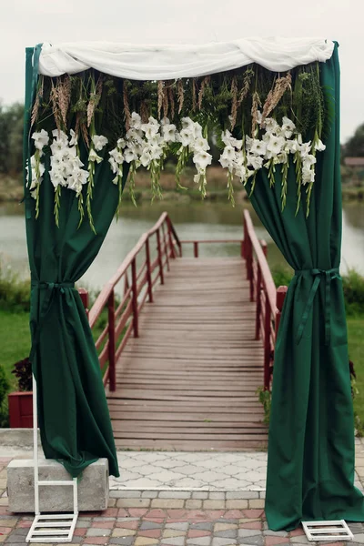 Güzel şık düğün koridor yolu