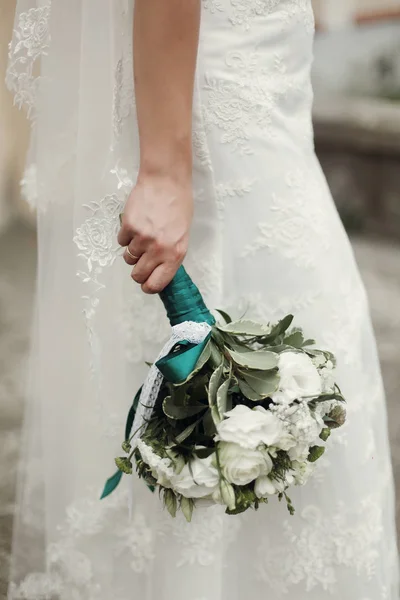 Schöne frisch vermählte Braut — Stockfoto