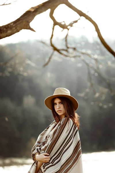 Красивая женщина портрет в шляпе — стоковое фото