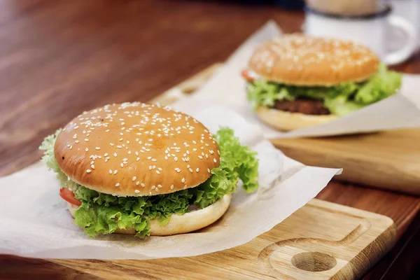 ahşap masa üzerine salata ile lezzetli hamburger