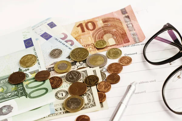 para, kalem, kağıt ve gözlük 