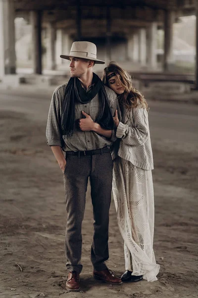 Romantik Çingene Kadın kovboy ile 