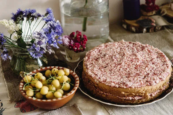 Flowers and strawberry cake — Stock Photo, Image