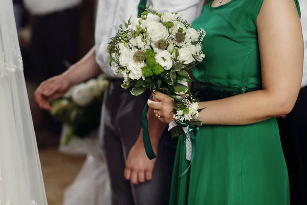 Brautjungfer steht mit Brautstrauß — Stockfoto