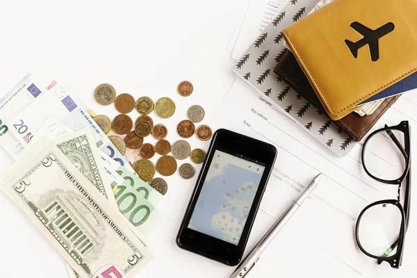 pasaport, para, telefon ile harita 