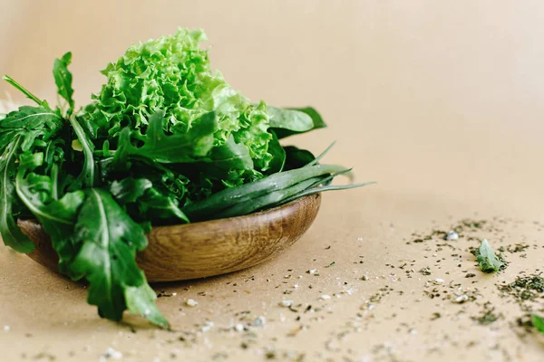 Läckra färsk sallad ruccola spenat — Stockfoto