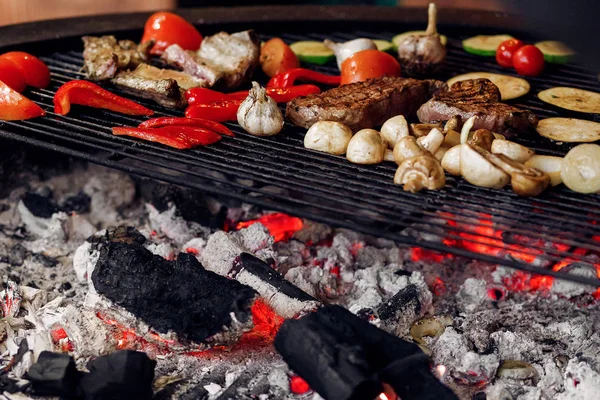 Legumes suculentos e grelhar carne — Fotografia de Stock