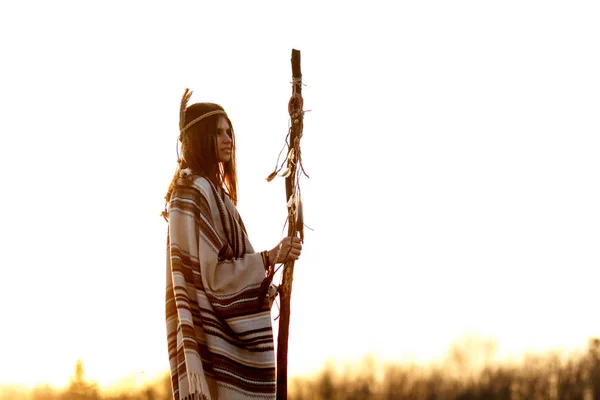 Inheems Amerikaanse vrouwelijke sjamaan — Stockfoto