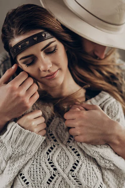 Bonito cowboy homem com mulher — Fotografia de Stock