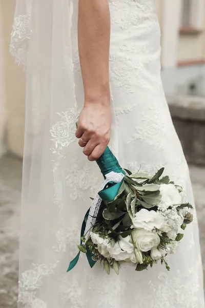 Felice splendida sposa tenendo bouquet — Foto Stock