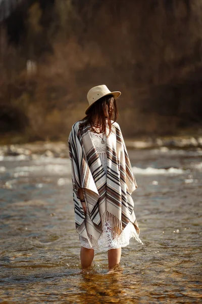 Beautiful woman traveler — Stock Photo, Image