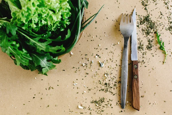 Смачний свіжий салат з руколиного шпинату — стокове фото
