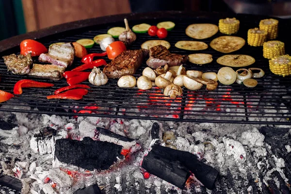 Legumes suculentos e grelhar carne — Fotografia de Stock