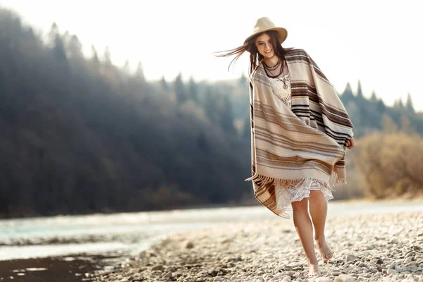 Séta a folyami strand nő csípő — Stock Fotó