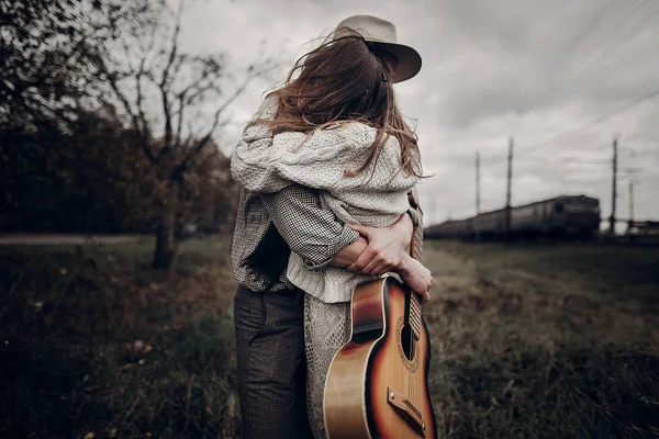 Estilo hipster pareja bailando —  Fotos de Stock