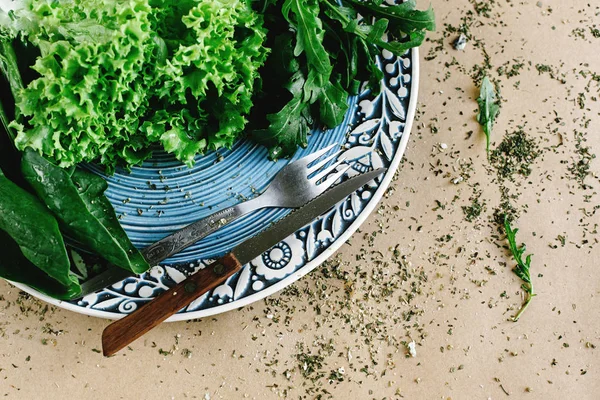 Смачний свіжий салат з руколиного шпинату — стокове фото