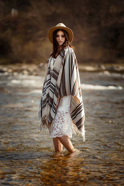  kadın hipster giyen şapka 