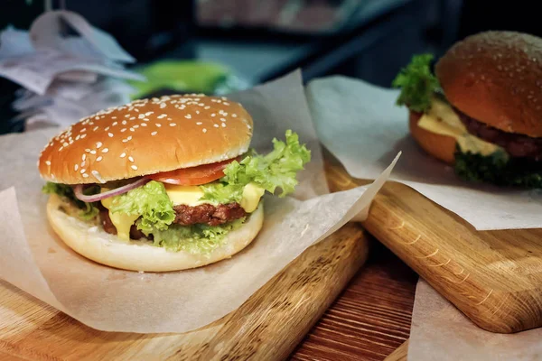 ahşap masa üzerine salata ile lezzetli hamburger