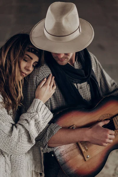 Pareja hipster con estilo —  Fotos de Stock