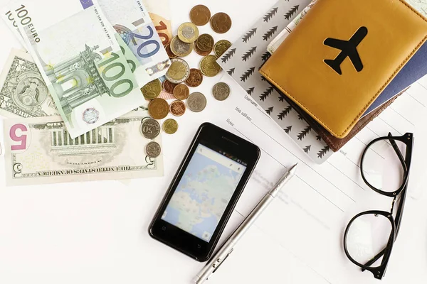 Pasaporte, dinero, teléfono con mapa —  Fotos de Stock