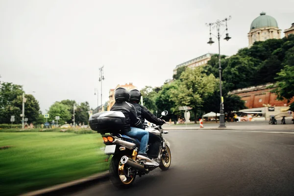 Casal montando uma moto scooter Fotos De Bancos De Imagens