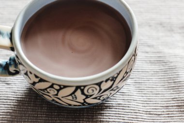 Mavi seramik Kupası'nda leziz kakao