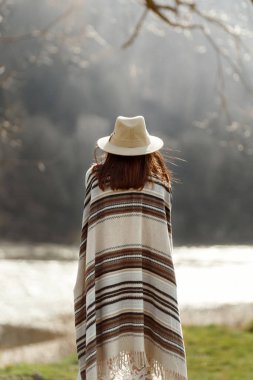  kadın hipster giyen şapka 