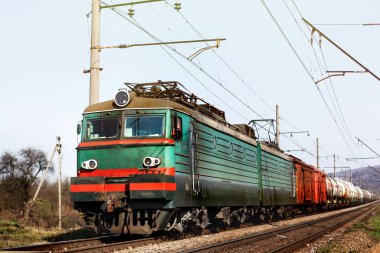 eski tren geçerken tren