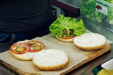 Hamburger yapma süreci.