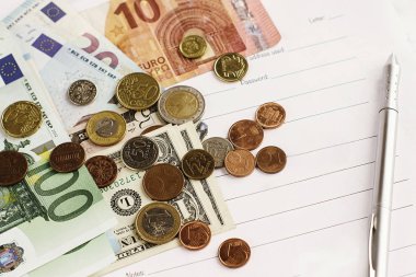 para, kalem, kağıt ve gözlük 