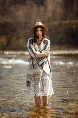  kadın hipster giyen şapka 