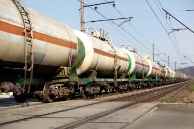 Tren geçerken eski tren vagonları