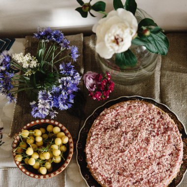  çiçekler ve Çilekli pasta