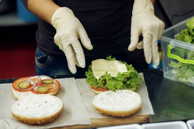 Hamburger yapma süreci.