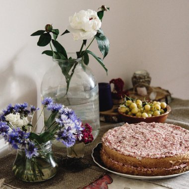  çiçekler ve Çilekli pasta