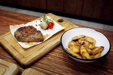 Sulu ızgara biftek ile kızarmış patates 