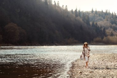 kadın hipster nehir Sahilde yürüyüş