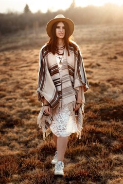 güzel kadın hipster poz