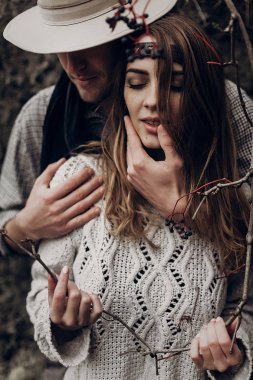 Yakışıklı kovboy erkek kadınla