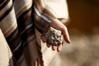 şeklinde ay taşını tutan kadın 