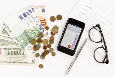 para, telefon, hesap makinesi ve kalem