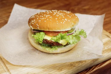 çizburger veya hamburger salata ile servis 