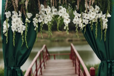 Güzel şık düğün koridor yolu 